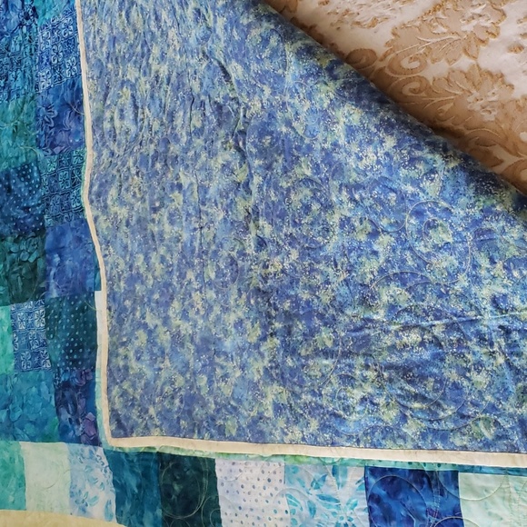 Handmade small quilt in blues - Picture 4 of 7